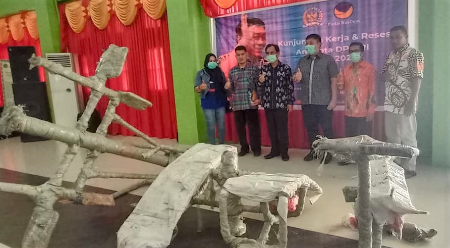 Rico Sia Serahkan 10 Unit Alat Olahraga